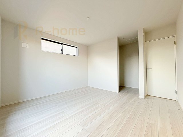 守谷市薬師台9期　新築戸建て　1号棟の洋室|収納便利なウォークインクローゼット付きの洋室♪
明るく風通しの良いお部屋です♪