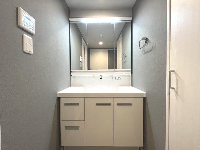 フルリノベーションマンション「ダイアパレス新所沢けやき台」の独立洗面台|独立洗面台です