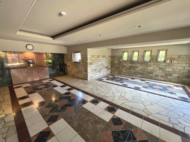 フルリノベーションマンション「ダイアパレス新所沢けやき台」のエントランス|毎日通るエントランスはこのようになっています