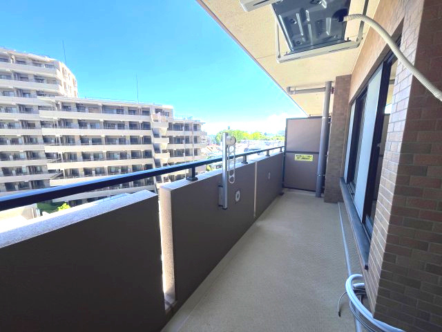 フルリノベーションマンション「ダイアパレス新所沢けやき台」のバルコニー|外からの目が気にならないバルコニーで洗濯物が干せます