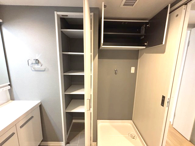 フルリノベーションマンション「ダイアパレス新所沢けやき台」のその他|洗面所は、棚がついており、タオルや衣類の収納に便利です。