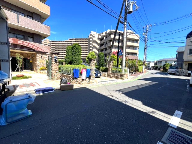フルリノベーションマンション「ダイアパレス新所沢けやき台」の外観|前面道路は、幅が広く交通に便利です。