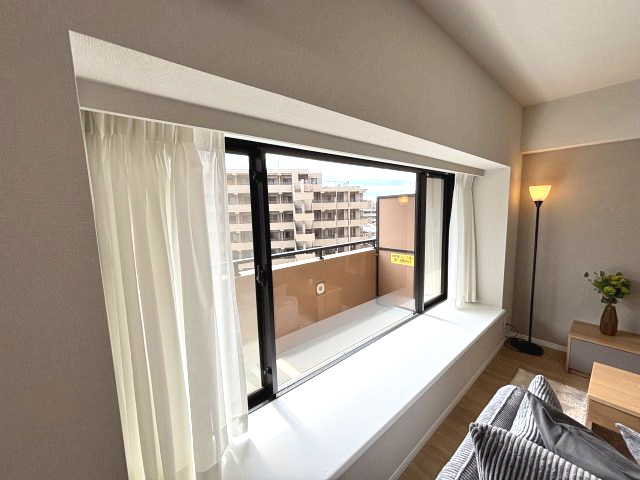 フルリノベーションマンション「ダイアパレス新所沢けやき台」の内装|カーテンレールが隠蔽されていることによりスタイリッシュな見た目になっております