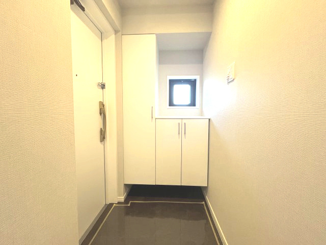 フルリノベーションマンション「ダイアパレス新所沢けやき台」の玄関|白を基調とした玄関は、清潔感があります。