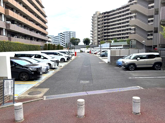 フルリノベーションマンション「ダイアパレス新所沢けやき台」の外観|駐車場は、平面駐車場により車の高さを気にする必要はありません。