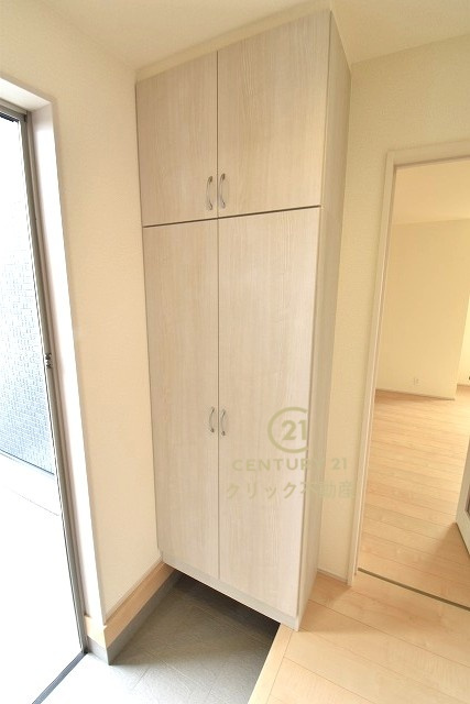 リーブルガーデン  常陸太田市馬場町　3期　1の玄関|たっぷり収納できるシューズボックスで玄関もスッキリ！扉の中は可動棚ですので、靴に合わせて高さを自由に変えることができます。玄関ドアにも断熱材が充填されており、冬の寒さが軽減されます。