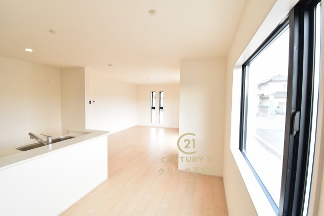 リーブルガーデン  常陸太田市馬場町　3期　1の居間・リビング|カーテンやラグの色、質感、選ぶ家具などでお部屋の雰囲気が変わります。お好みのインテリアを楽しみましょう♪白を基調とした内装ですので、あらゆるスタイルが馴染みます。