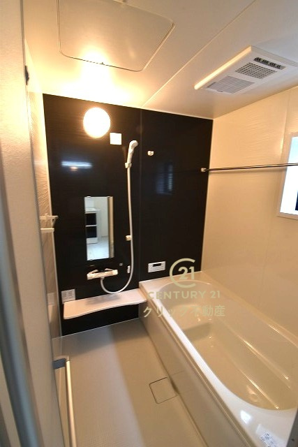 リーブルガーデン  常陸太田市馬場町　3期　1の浴室|浴槽への出入りが安全な低床タイプのユニットバスです。洗い場は滑りにくい速乾床ですので、お子様やご高齢の方にも安心です。自動お湯張りに追焚機能付きのオートバスです。