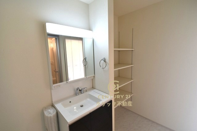 リーブルガーデン  常陸太田市馬場町　3期　1の脱衣所|洗面台は洗練されたシンプルなデザインでお手入れも楽です。可動棚付きの収納スペースはタオル、消耗品のストックなどを置いても便利です。