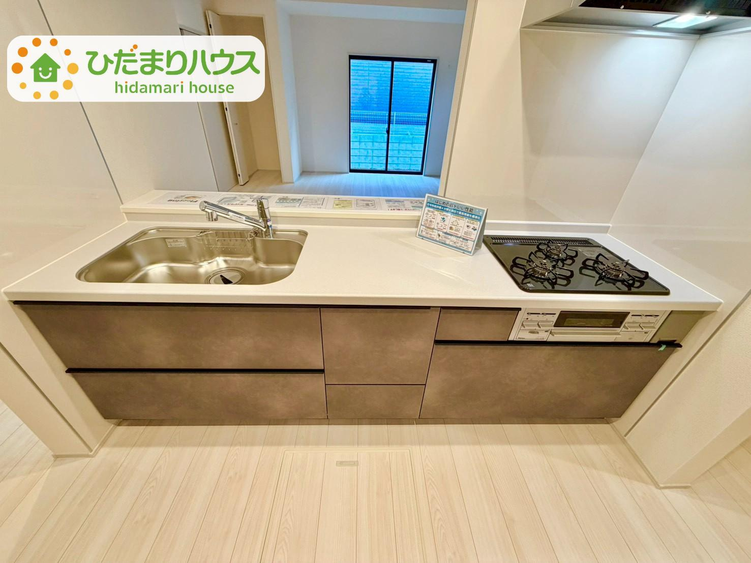 野田市中野台4期　新築戸建　4号棟のキッチン|リビングを見渡せるキッチンはお子様を見ながらでも料理が出来て安心ですね☆							
