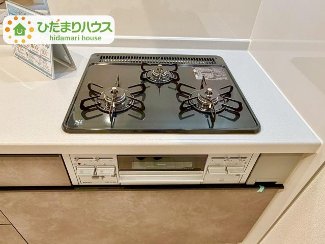 野田市中野台4期　新築戸建　4号棟のキッチン|3口コンロでお料理する時間も短くなりそうですね(*‘∀‘)						
