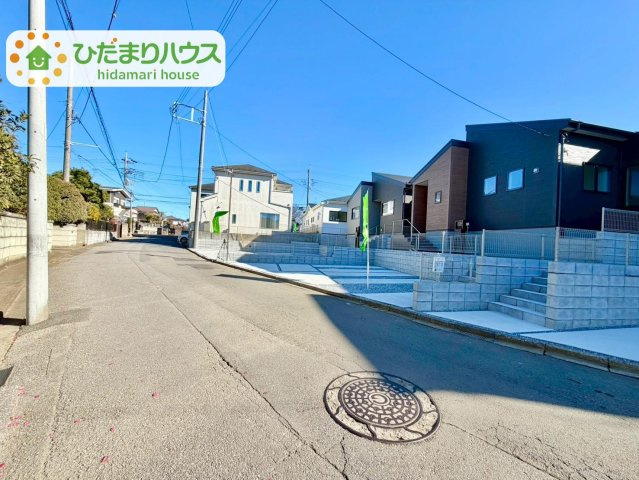 野田市中野台4期　新築戸建　4号棟の前面道路含む現地写真|交通量の少ない前面道路は、小さなお子様のいるご家庭でも安心です！