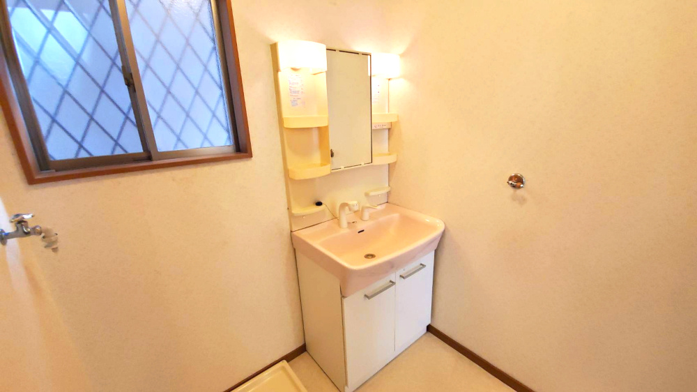 熊谷市拾六間　中古戸建　既存住宅状況調査報告書　有（インスペクション）の洗面所