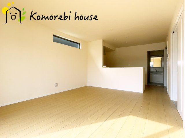 第17上尾上　新築一戸建て　Eの居間・リビング|高性能窓と断熱材を採用したLDKで、冷暖房効率アップ。家族が集まる時間も快適に過ごせるリビングです。