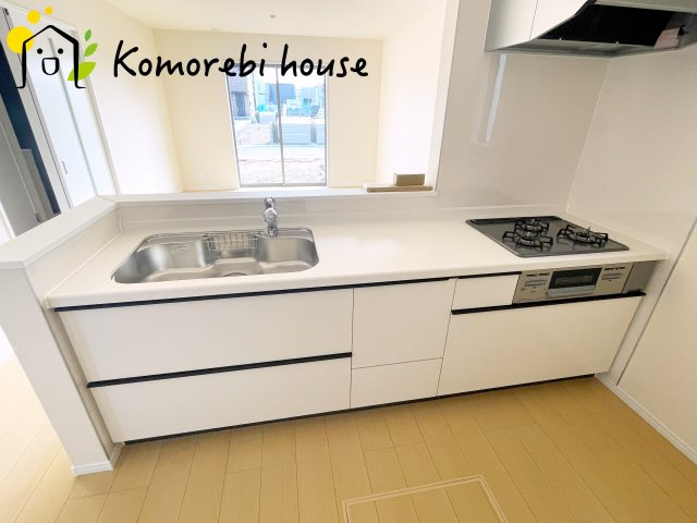 第17上尾上　新築一戸建て　Eのキッチン|収納豊富なキッチンで、食器や調理器具もすっきり整理。毎日の料理が楽しくなる空間です。