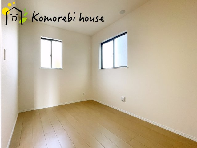 第17上尾上　新築一戸建て　Eの洋室|明るい光が差し込む洋室は、寝室・子ども部屋・ワークスペースなど多用途に使える自由度の高い空間。家具の配置もしやすく、暮らしに合わせて柔軟に活用できます。