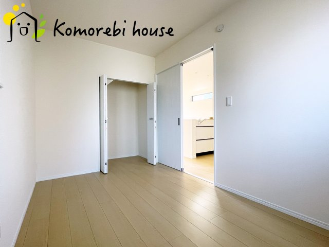 第17上尾上　新築一戸建て　Eの洋室|広さにゆとりがあるので、衣装ラックや小さなドレッサーも置けるのが魅力。朝の身支度もスムーズになり、一日の始まりを快適に迎えられます。