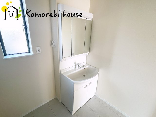 第17上尾上　新築一戸建て　Eの独立洗面台|白を基調とした清潔感のある洗面台。シンプルで上品なデザインが空間に明るさをプラスします。