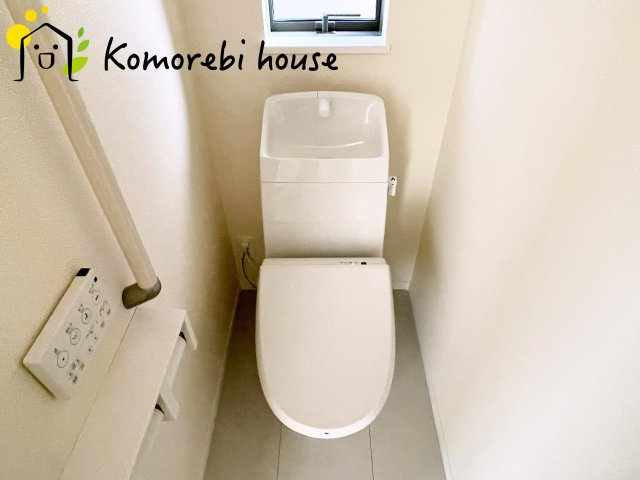 第17上尾上　新築一戸建て　Eのトイレ|温水洗浄機能（ウォシュレット）標準装備で、毎日のトイレ時間がより快適に。やさしい温水洗浄で清潔を保てるだけでなく、冬場のヒヤッと感を軽減する暖房便座も嬉しいポイント。