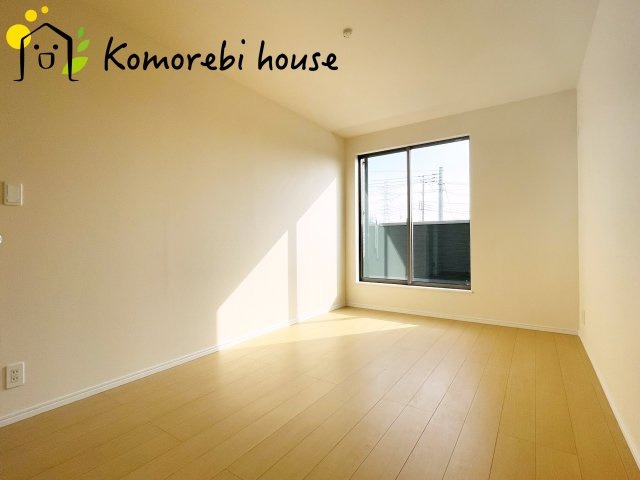 第17上尾上　新築一戸建て　Eの寝室|一日の疲れをゆっくり癒せる主寝室は、ベッドを置いてもゆとりある広さが魅力。収納完備で衣類もスッキリ収まり、静かで落ち着いた空間が快適な眠りをサポートします。