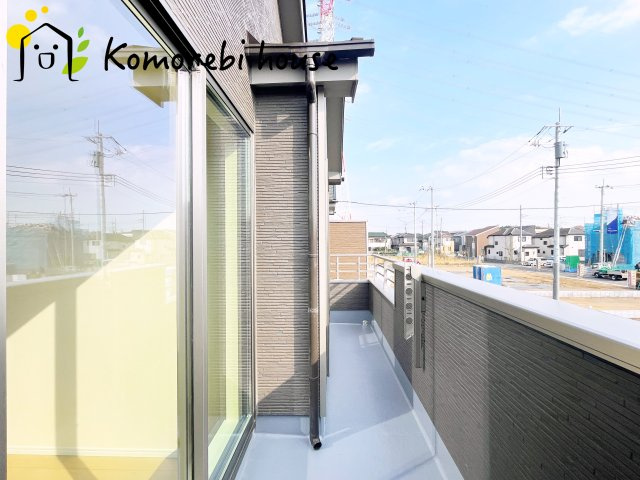 第17上尾上　新築一戸建て　Eのバルコニー|南向きのバルコニーは一日を通して陽当たりがよく、洗濯物もふっくら乾きます。家族の生活リズムに寄り添う、明るく使いやすいスペースです。