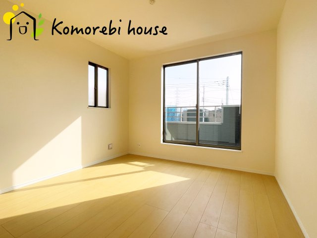 第17上尾上　新築一戸建て　Eの子供部屋|自然光が心地よく入る子ども部屋は、学習・遊び・睡眠をしっかり支える快適環境。シンプル設計でレイアウトも変えやすく、成長に合わせて長く使える利便性の高い一室です。