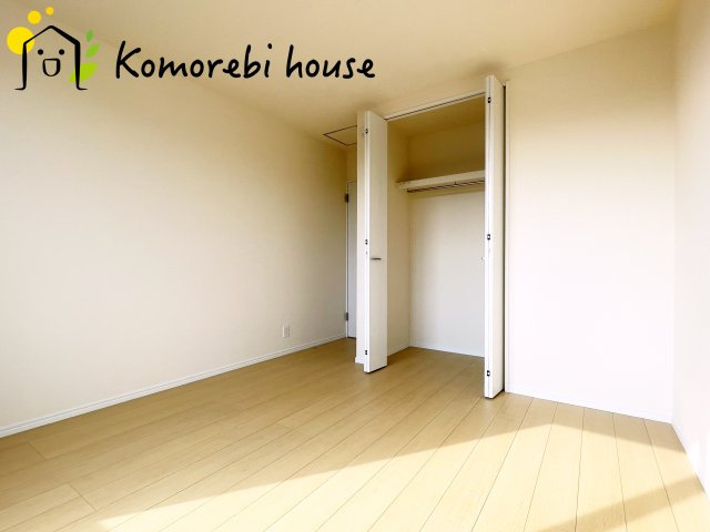 第17上尾上　新築一戸建て　Eの子供部屋|日当たりがよく、机に向かう時間も自然とはかどる子ども部屋。寝る・学ぶ・遊ぶがコンパクトにまとまり、毎日の“小さな成長”を見守る空間です。