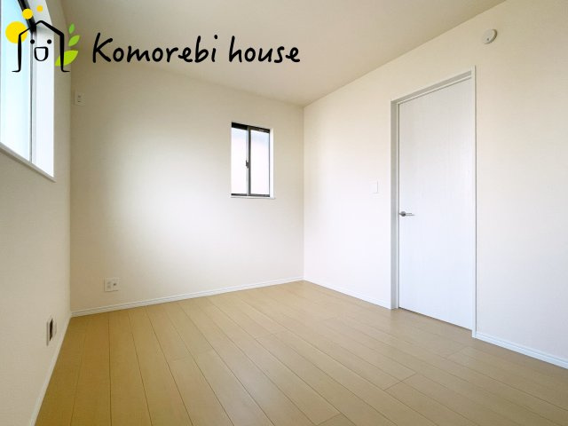 第17上尾上　新築一戸建て　Eの洋室|最近の新築住宅は窓まわりの性能が大きく進化しています。複層ガラスに、樹脂とアルミを組み合わせた断熱性の高いハイブリッドサッシを採用。