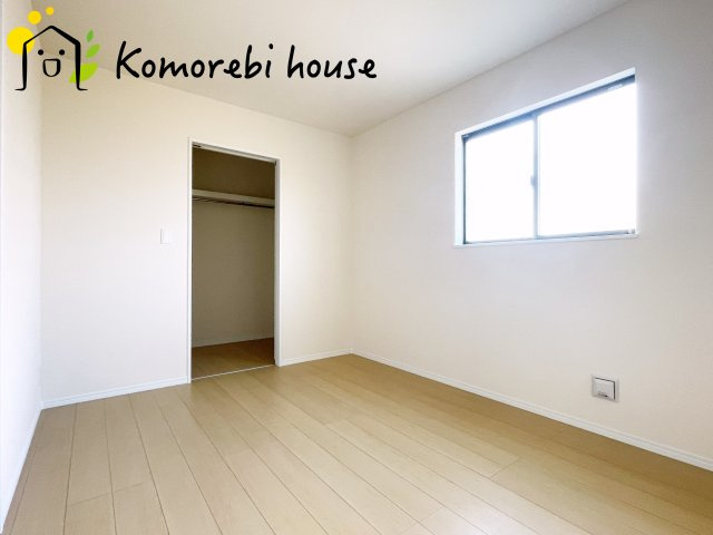 第17上尾上　新築一戸建て　Eの収納|収納力豊富のウォークインクローゼットは、整理整頓が簡単で見た目もすっきり。ハンガーラックや棚を活用して、自分だけの収納空間を自由にアレンジできます