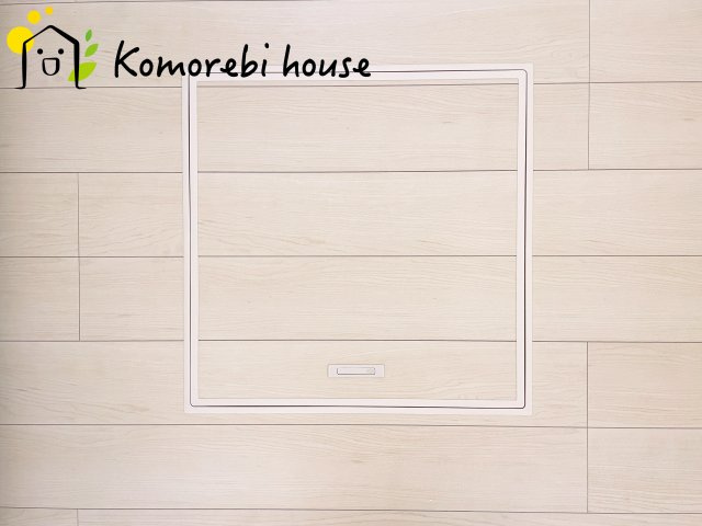 第17上尾上　新築一戸建て　Eの内装|普段はしまっておきたい非常食や季節家電を、足元にすっきり収納。生活動線を邪魔せず、いざという時サッと取り出せる頼れる床下収納です。