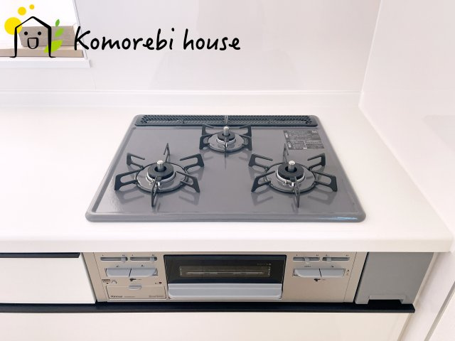 第17上尾上　新築一戸建て　Eのキッチン|同時調理が叶う3口コンロと便利なグリル付き。忙しい朝のお弁当作りも、夕食の複数メニューもスムーズにこなせる頼れる設備です。