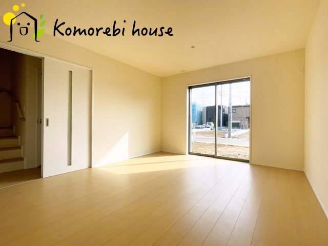 第17上尾上　新築一戸建て　Eの居間・リビング|縦に広がるLDKは、空間を効率的に使える設計。キッチンからリビング、ダイニングまで家族の気配を感じられます。