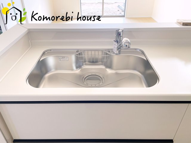 第17上尾上　新築一戸建て　Eのキッチン|浄水器一体型で、いつでも美味しいお水がそのまま使えるキッチンシンク。料理やコーヒーづくり、炊飯にも安心して利用でき、毎日の食卓が少し豊かに。