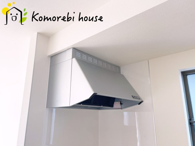 第17上尾上　新築一戸建て　Eのキッチン|吸引力の高いレンジフードが煙や匂いを素早く排出。揚げ物や炒め物も気兼ねなくでき、リビングに匂いを残しません。