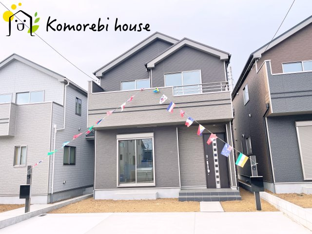 第17上尾上　新築一戸建て　Eの外観|木目調や石目調のサイディングが優しい風合いを生み、街並みにしっくり馴染む外観に。自然な表情を楽しみながら、耐候性にも優れた、長く愛せる新築住まいです。