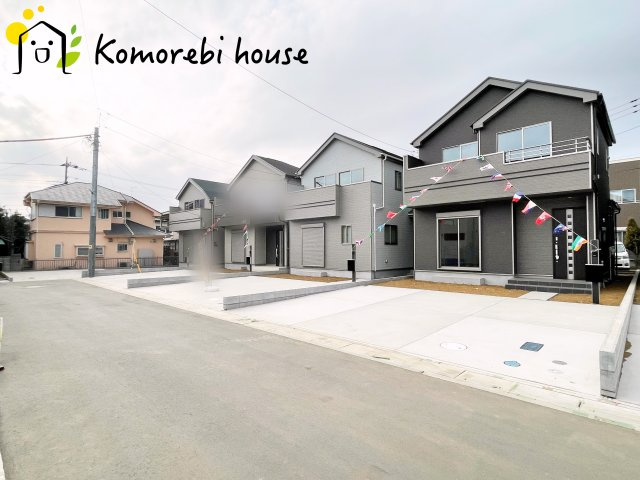 第17上尾上　新築一戸建て　Eの前面道路含む現地写真|分譲地内の交通量少なめの道路沿い。小さなお子さまのいるご家庭も安心して暮らせる、穏やかな住環境です。