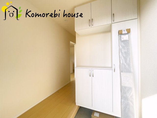 第17上尾上　新築一戸建て　Eの玄関|明るく使いやすい玄関で、家族の生活をスムーズに。収納や導線も配慮された万能空間です。