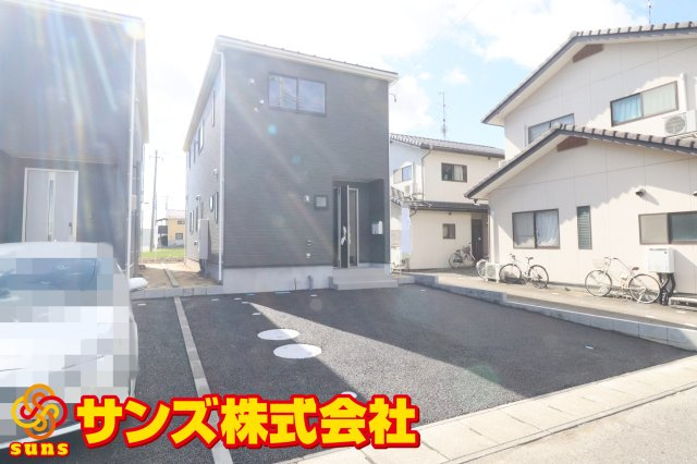 郡山市御前南５丁目　　　1号棟　　朝日が丘小学校、郡山第７中学区の外観|北東側から見た駐車場を含む外観