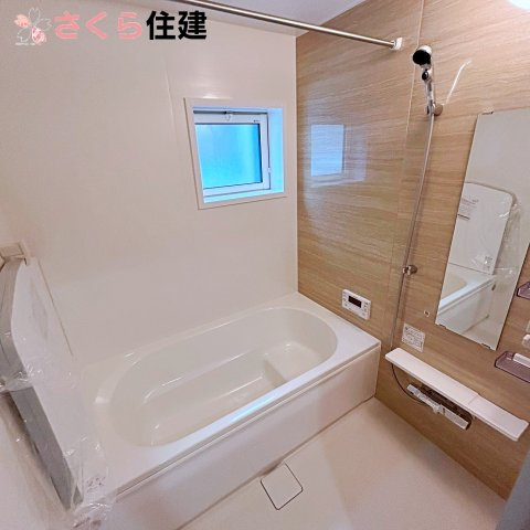 宇都宮市大寛1丁目1号棟の浴室|明るく窓の有る浴室は暖房乾燥機付き