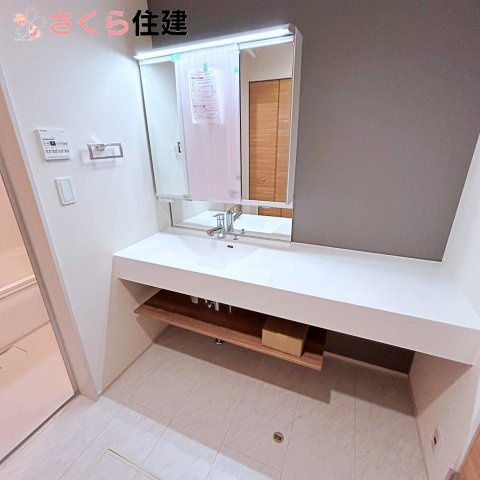 宇都宮市大寛1丁目1号棟の独立洗面台|広い洗面は忙しい朝に嬉しいですね！