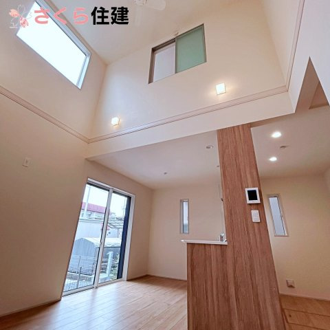 宇都宮市大寛1丁目1号棟の居間・リビング|吹き抜けは開放感があります