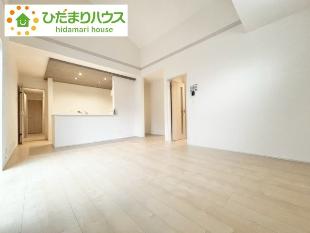 野田市中野台4期　新築戸建　5号棟の居間・リビング|「天井が高いだけでこんなに広く感じるの？」という驚きを是非一度体験してください(^^)							
