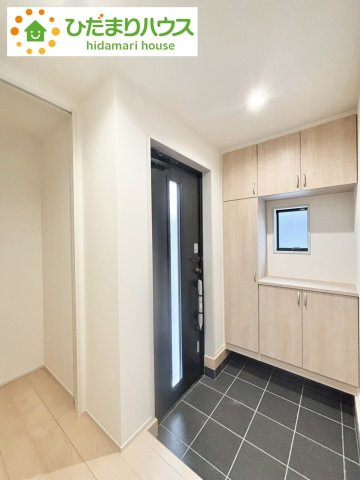 野田市中野台4期　新築戸建　5号棟の内装|飾り棚としても演出できるコの字型の下駄箱で、お客様を心地よくお迎え♪							
