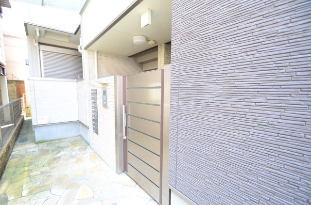 フジパレス沢ノ町のエントランス|落ち着いたエントランスです