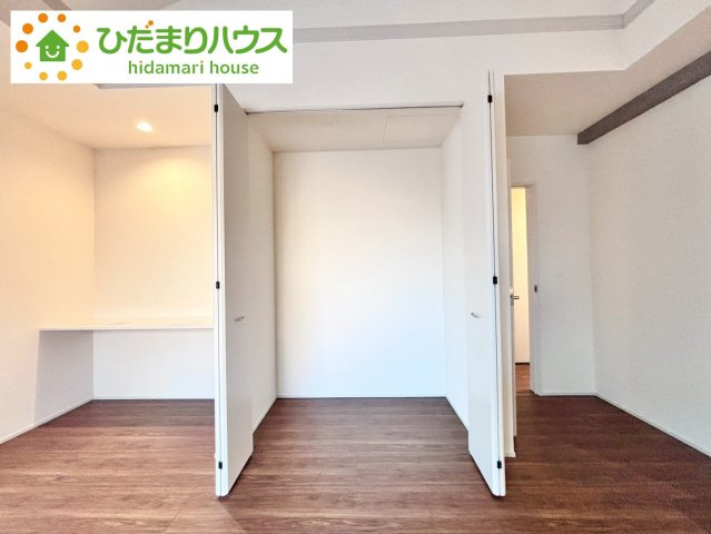 野田市中野台4期　新築戸建　6号棟の収納|リビングにもクローゼットを配備。ご家族皆様で共有すれば、リビングについ置きっぱなしにされがちな衣類もスッキリと片付きます♪							
