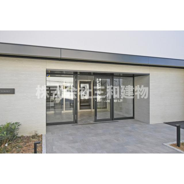 プライムガーデン若木のエントランス