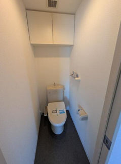 【トイレ】 | 甲府市朝日4丁目 平成14年築 サーパス朝日通り 11階南向 | ウォシュレットも新品交換済み