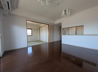 【居間・リビング】 | 甲府市朝日4丁目 平成14年築 サーパス朝日通り 11階南向 | 15.9帖のLDK