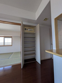 【収納】 | 甲府市朝日4丁目 平成14年築 サーパス朝日通り 11階南向 | リビング収納