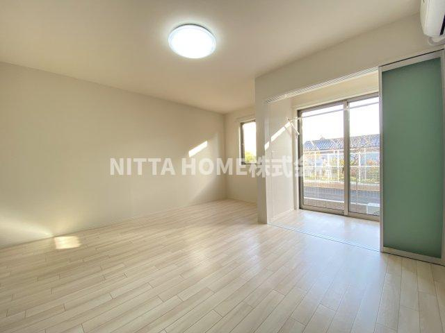 フレッサの居間・リビング|９．６帖の洋室にインナーテラス付き☆彡